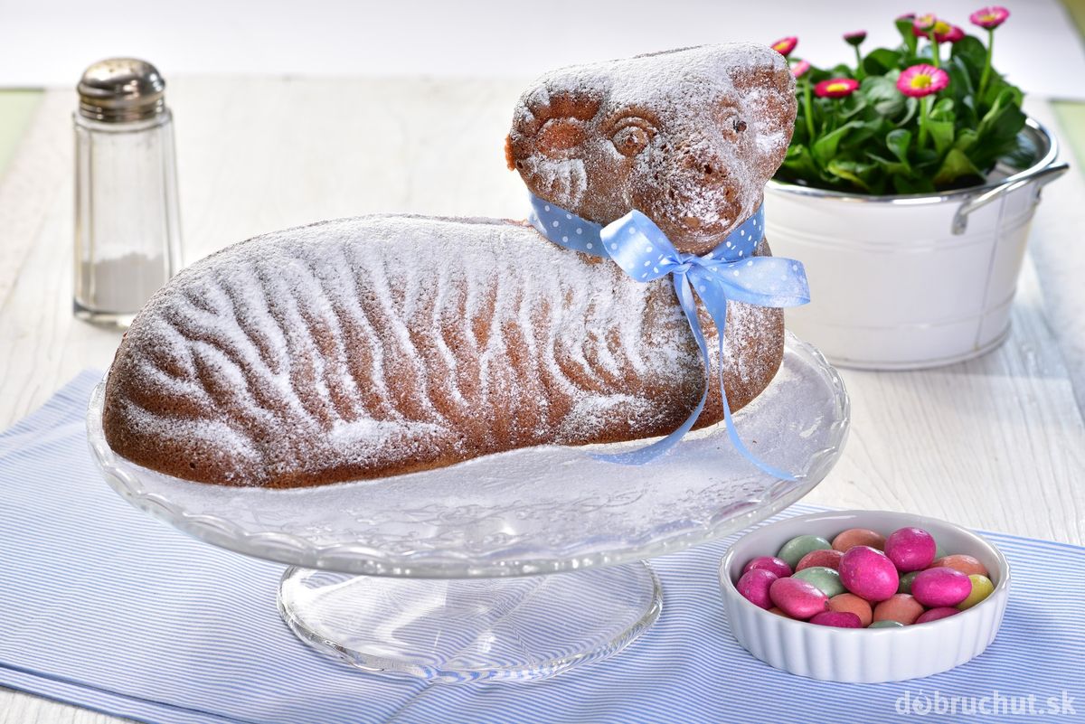 Tvarohový veľkonočný baranček posypaný práškovým cukrom